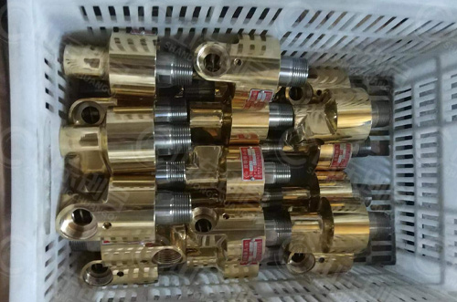 H型压缩空气旋转接头实物图 H型压缩空气旋转接头实物图